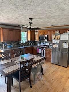 2nd image of 122 Windward Ln