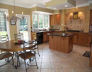 3rd image of 909 Black Oak Ct