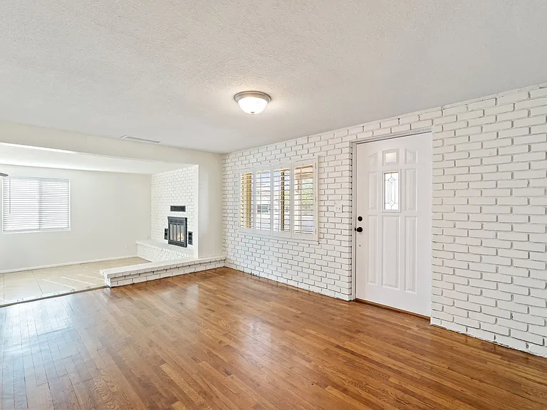 901 E Hearn Rd — Photo 4