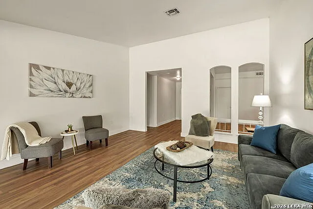 4 bed, 2.0 bath, 2092 sqft, $2,200 — Photo 2