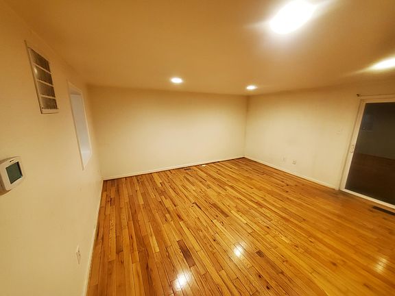 3rd image of 160 Mosswood Ct