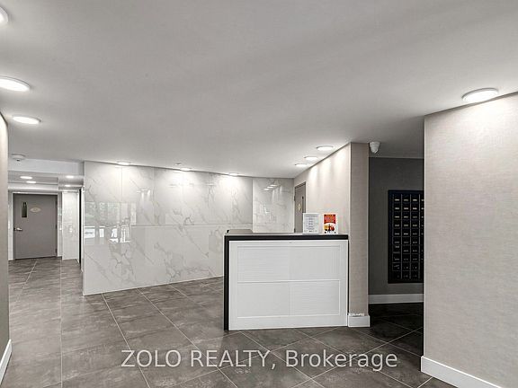 3rd image of 20 Edgecliff Golfway #915