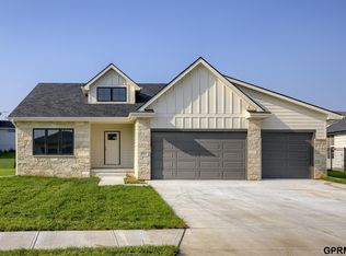 18203 Cheyenne Rd, Omaha, NE 68136