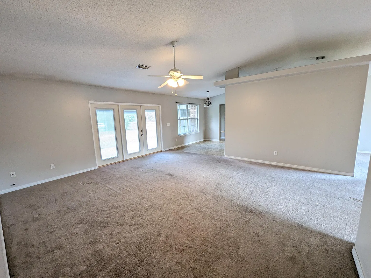 3 bed, 2.0 bath, 1924 sqft, $2,320 — Photo 4