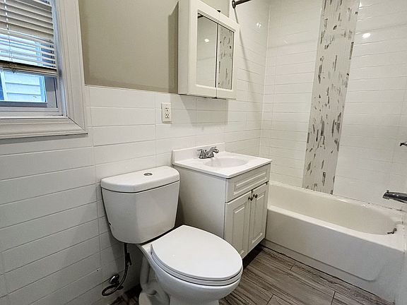 3rd image of 146 Clendenny Ave APT 3R