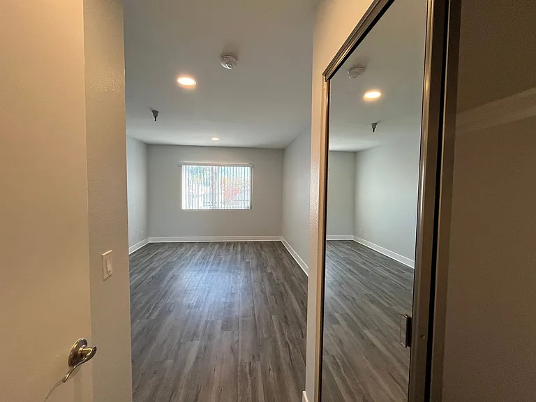 110 S Sweetzer Ave — Photo 55