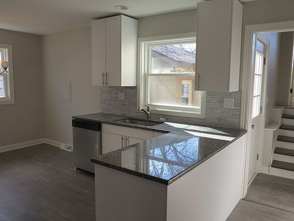 4th image of 533 W Park St