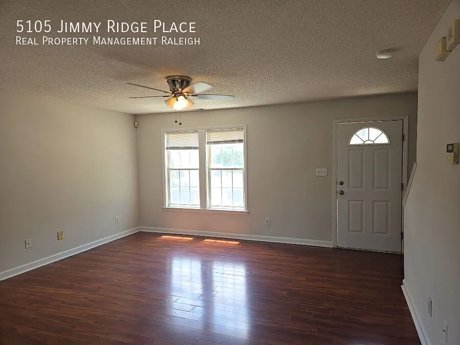 2bdrm 2.5 ba Townhome. — Photo 3