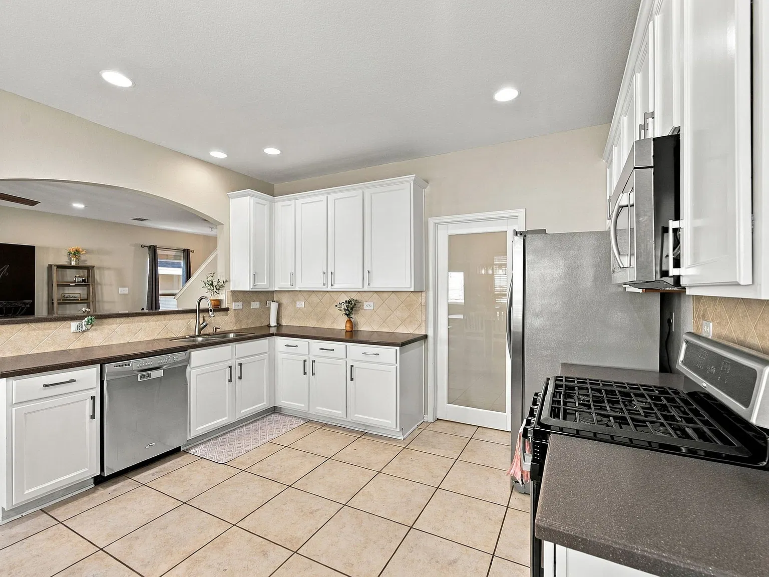 3 bed, 2.5 bath, 2010 sqft, $1,750 — Photo 4