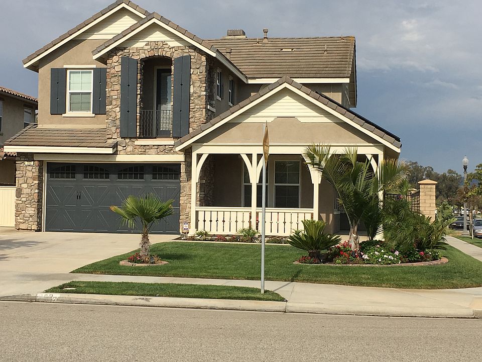 Beautifully landscaped Front, side & Backyard