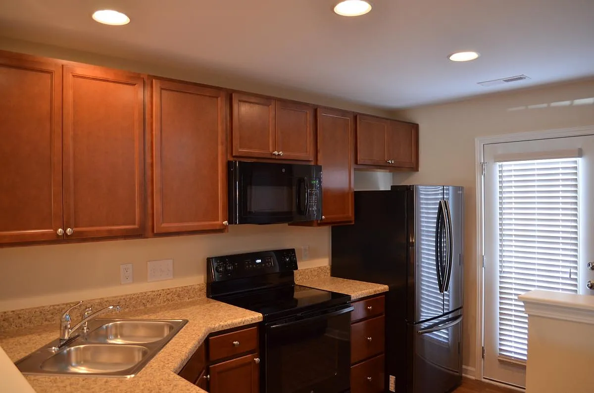 3 bed, 1596 sqft, $1,800 — Photo 4