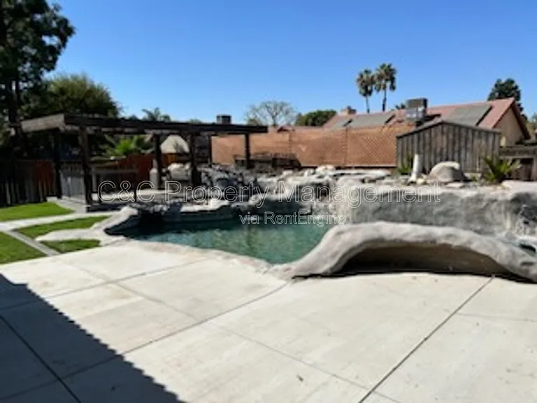 8912 Carvalho Ct — Photo 11