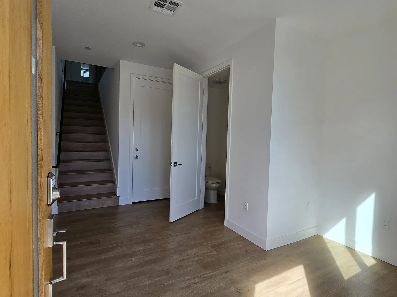 3 bed, 3.5 bath, 1600 sqft, $4,850 — Photo 2