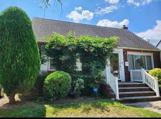 123 North Dr, Valley Stream, NY 11580
