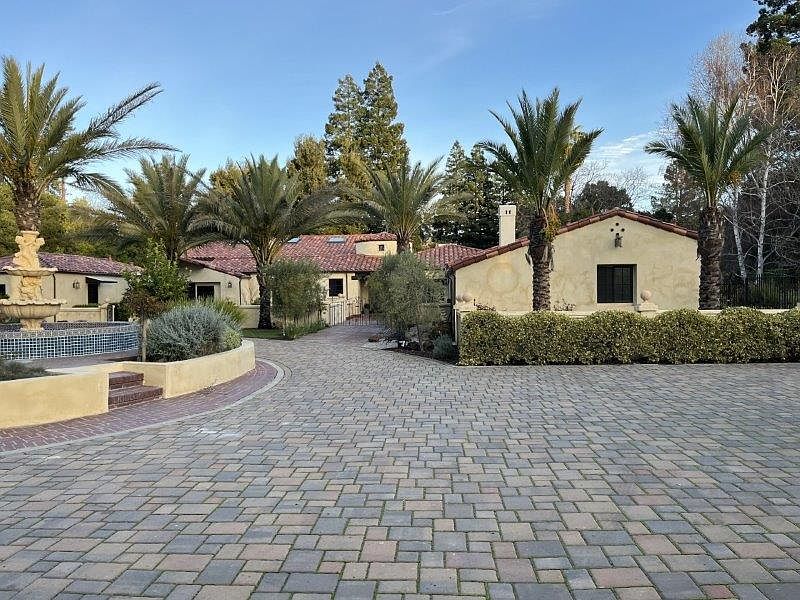 1st image of 2 McCormick Ln