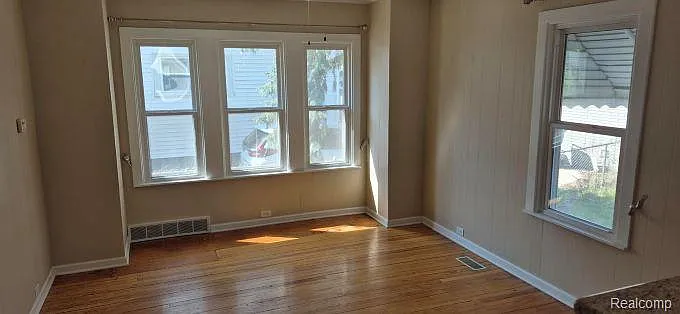 830 Knowles St — Photo 7