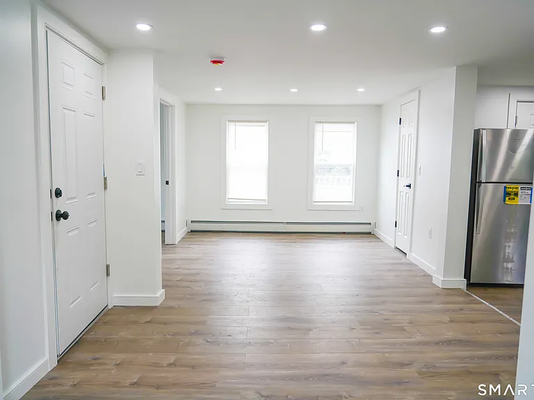 162 Hobart St — Photo 6