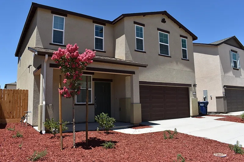 4 bed, 2.5 bath, 1924 sqft, $2,550 — Photo 3