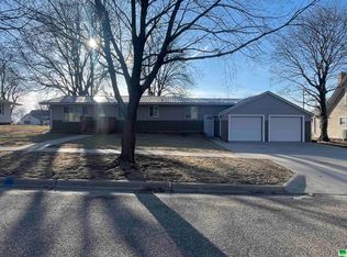 606 East St, Ireton, IA 51027