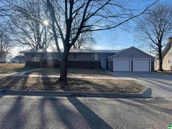 606 East St, Ireton, IA 51027