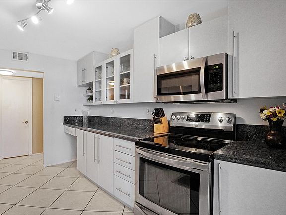 4th image of 200 Leslie Drive #915