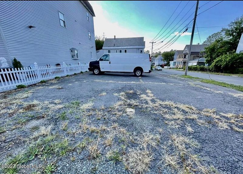 2nd image of 1633 Carrie Street