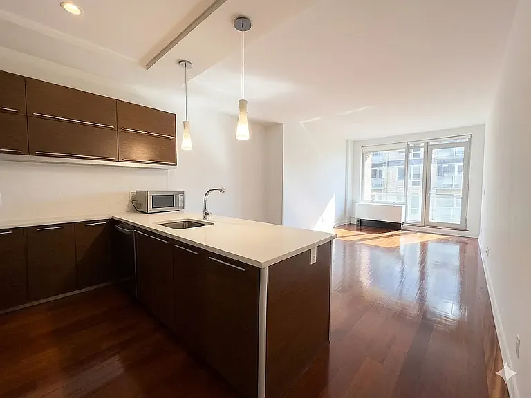 4117 Crescent St #5L — Photo 1