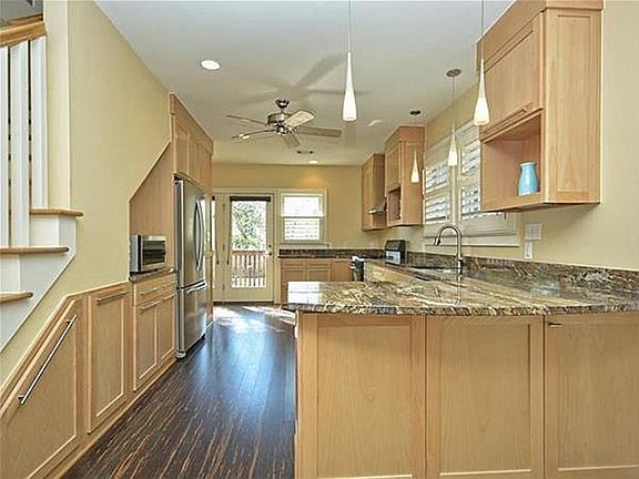 4th image of 703 Carolyn Ave