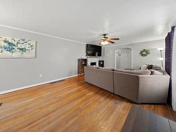 2nd image of 1000 Powell Ln