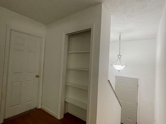5th image of 463 Whispering Hills Dr