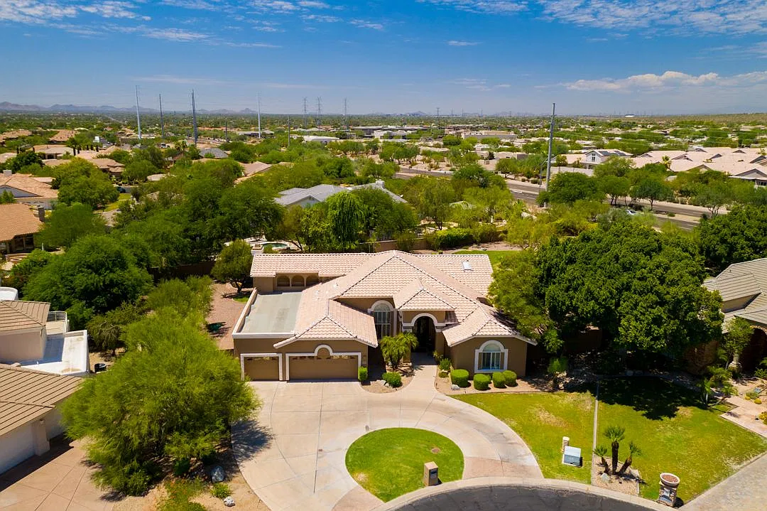 5 bed, 3.5 bath, 4013 sqft, $6,700 — Photo 2