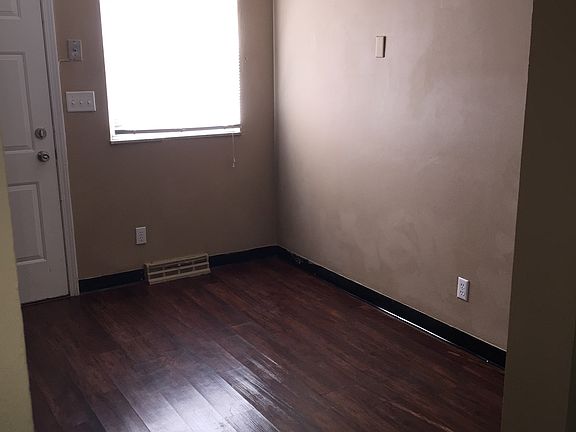 4th image of 1630 Emerald Ave