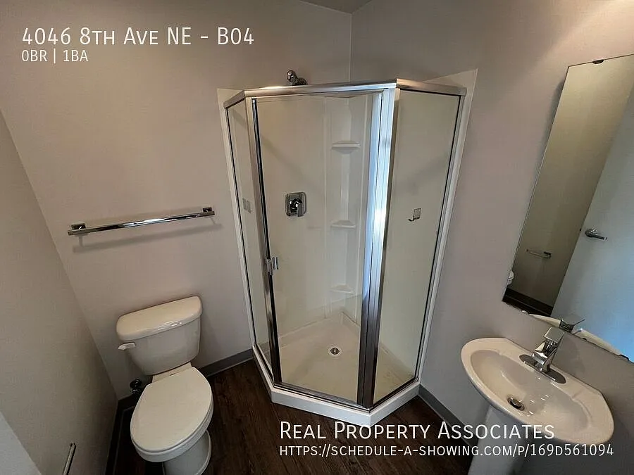 *Pre lease for fall 2026* Affordable studio apartment mins from UW — Photo 4