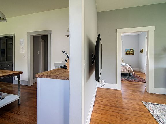 5th image of 402 Plum St