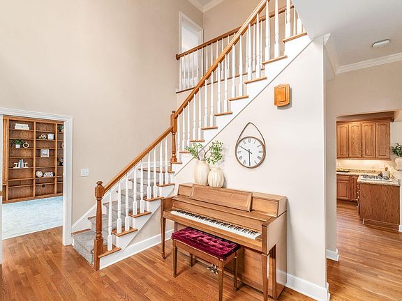 4th image of 384 Longford Dr