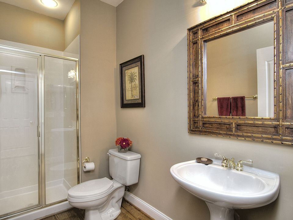 Main Bath with pedastal sink