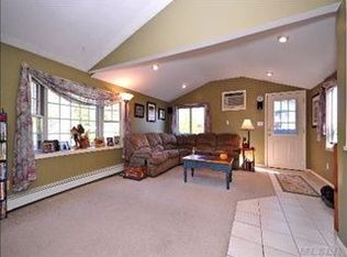 18 Norwood Pl, Wheatley Heights, NY 11798