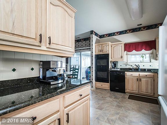Kitchen - w/ additional storage & counter space