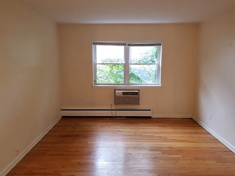 1579 N Farwell Ave — Photo 3