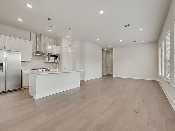 4th image of 920 Ash Rd
