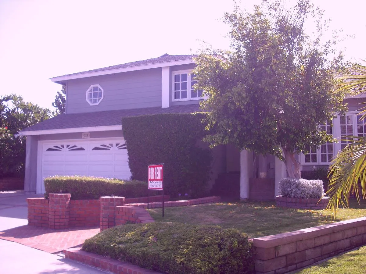 4 bed, 2.5 bath, 2565 sqft, $5,750 — Photo 2