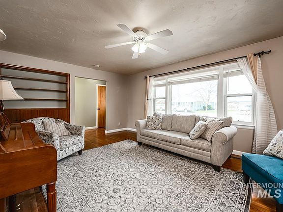 4th image of 2720 Hillcrest Ln