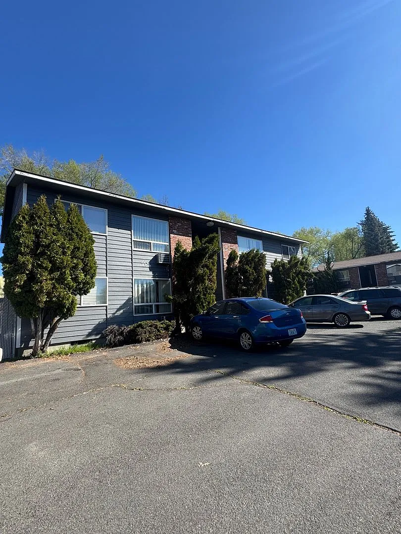 1204 N B St — Photo 1
