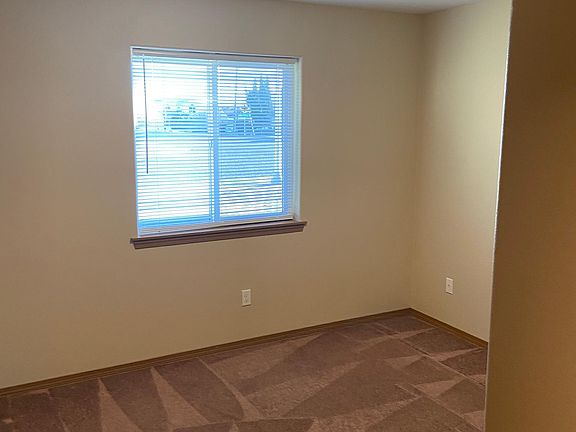 4th image of 701 E Remington Dr