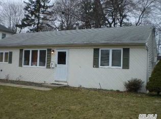 5 Ash St, Central Islip, NY 11722