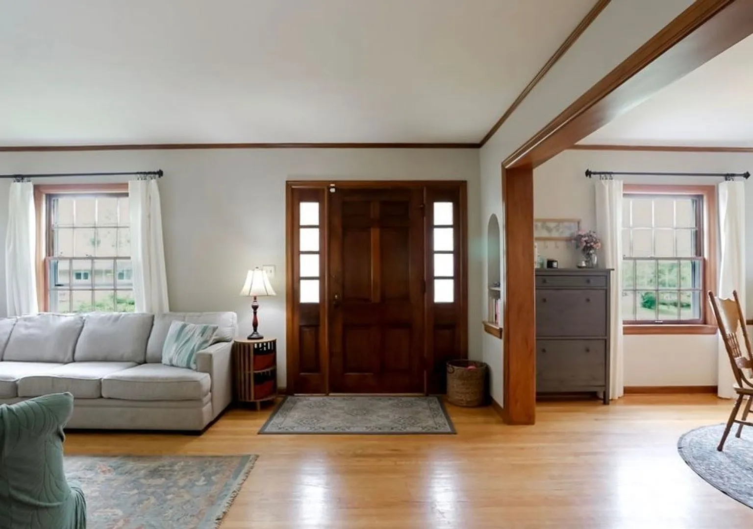 Stunning 3 Bedroom — Photo 4