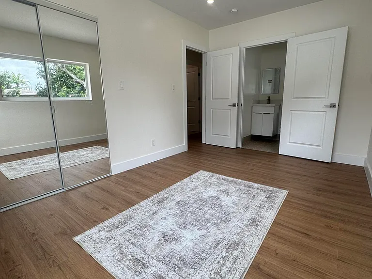 725 NE 160th Ter — Photo 24