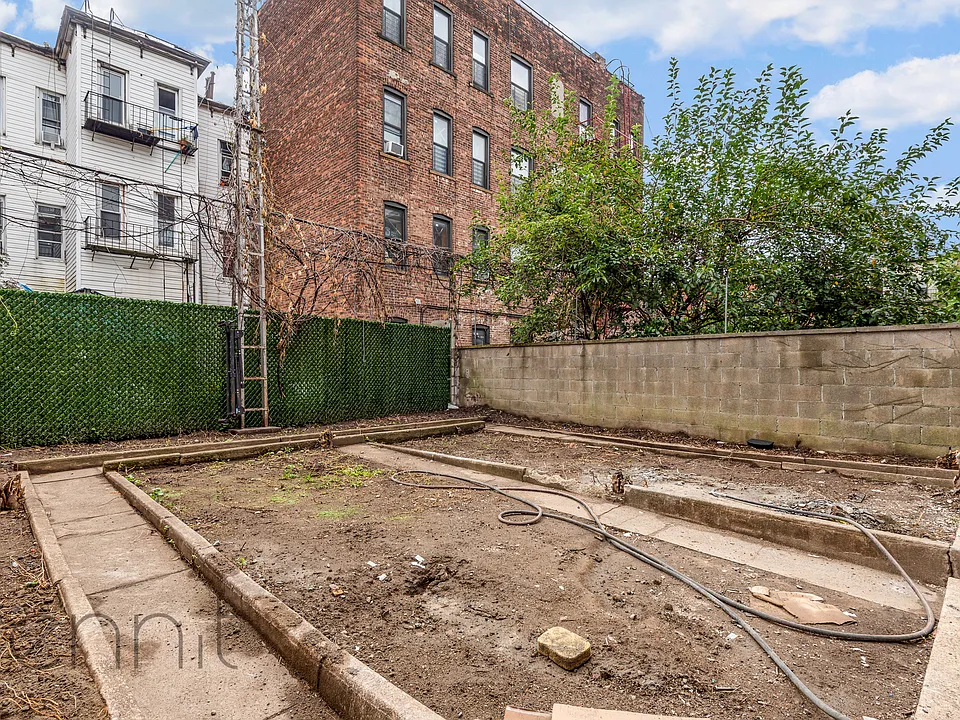 298 Stockholm St #BACKYARD