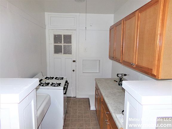 3rd image of 6538 N Lakewood Ave #8