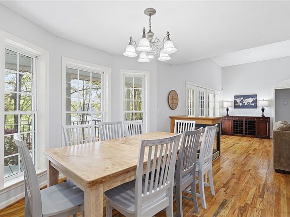 5th image of 210 Elm Dr